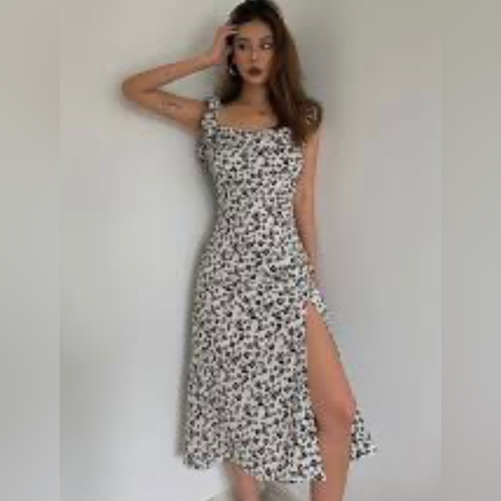 Very feminine sun dress 🌞🌻. Split up front. Zipper in back. Long shoulder ties
